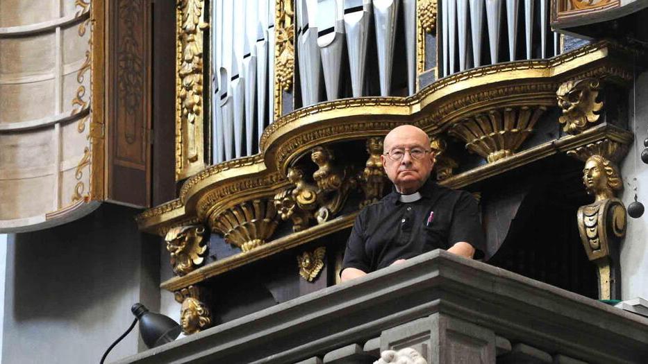 Don Umberto Pineschi davanti a uno degli organi