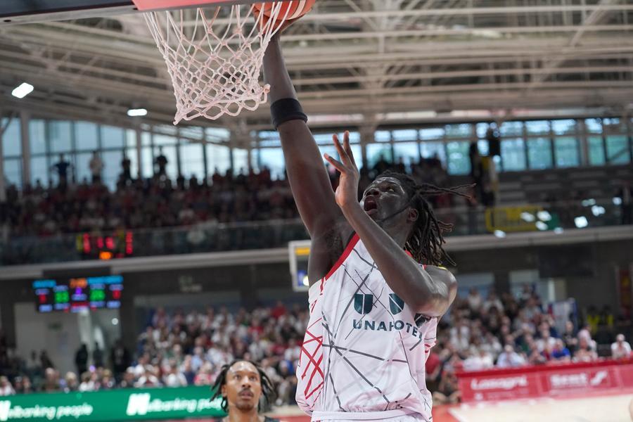 Diouf va in Spagna e cambia i piani della Unahotels