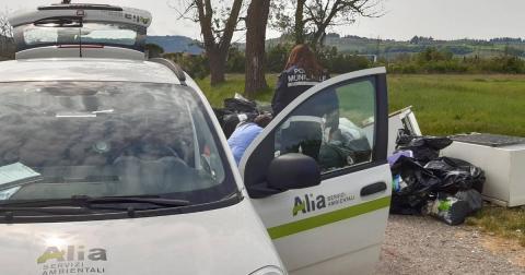 Empoli, ripuliscono l’appartamento e abbandonano i rifiuti. Arrivano le multe salate