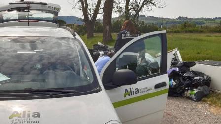 Empoli, ripuliscono l’appartamento e abbandonano i rifiuti. Arrivano le multe salate