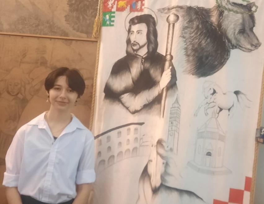 La studentessa del Petrocchi Ester Vannucci davanti alla sua opera scelta per essere il drappellone della Giostra dell’Orso 2023