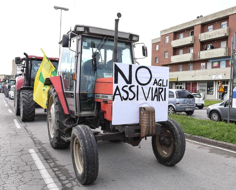 Raccolta firme contro gli assi viari: mobilitazione del fronte del no