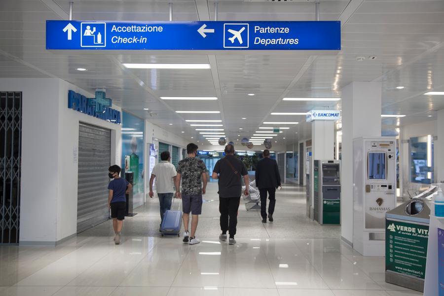 Guerra degli aeroporti: la Regione si prepara a impugnare la fusione delle società di Alghero e di Olbia