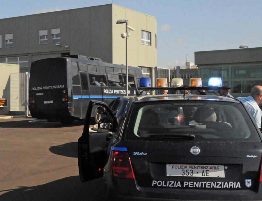 Non vuole entrare in cella e aggredisce l’agente: altra violenza in carcere, stavolta a Oristano