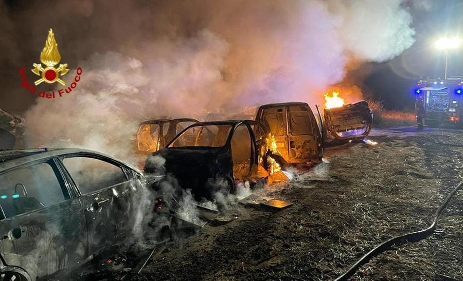 Grande rogo doloso in un deposito abusivo di auto in demolizione a Sestu