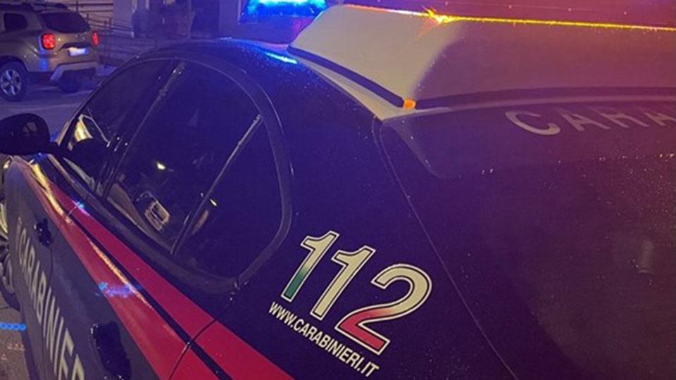 «Vi potere alzare dal cofano della mia auto?». Dopo la richiesta lo prendono a pugni