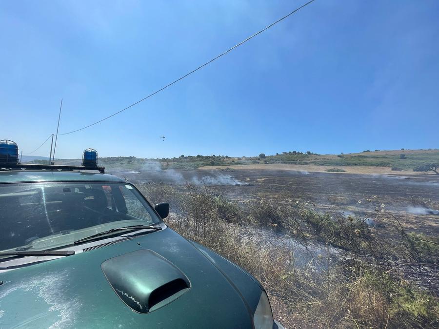 Bosa, brucia il terreno del comandante dei barracelli: il rogo è doloso. Anche l’elicottero in azione