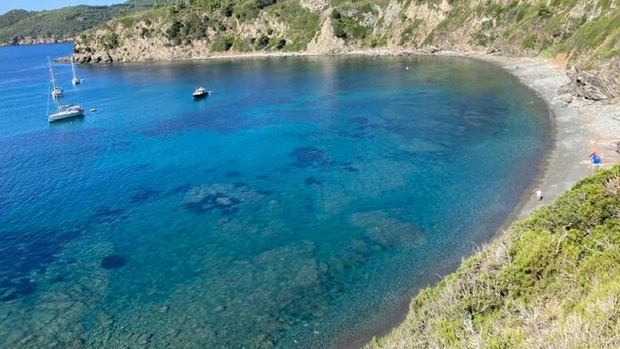 Turismo, l’Elba incoronata «il paradiso dei nudisti»: la spiaggia considerata top