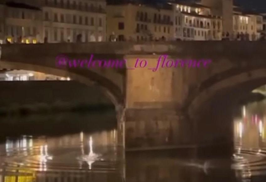 Firenze, si tuffano in Arno da Ponte Santa Trinita: due persone salvate dai vigili del fuoco