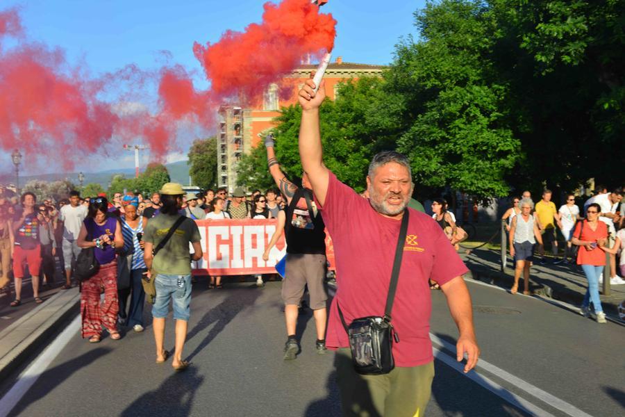 Ex Gkn, c’è un soggetto interessato. E i lavoratori scendono dalla Torre