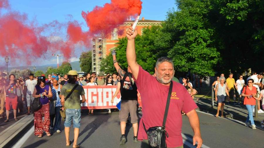 Ex Gkn, c’è un soggetto interessato. E i lavoratori scendono dalla Torre
