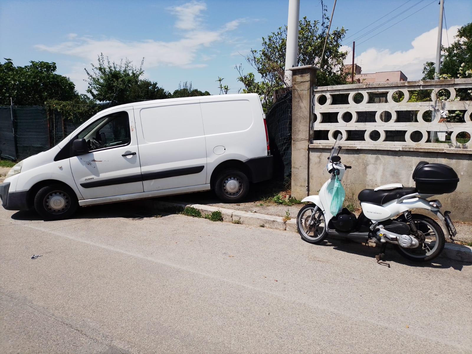 Il furgone e lo scooter alla Padula