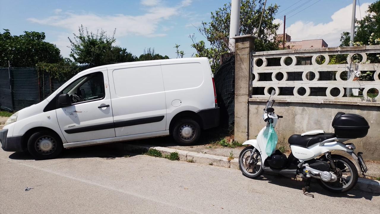 Il furgone e lo scooter alla Padula