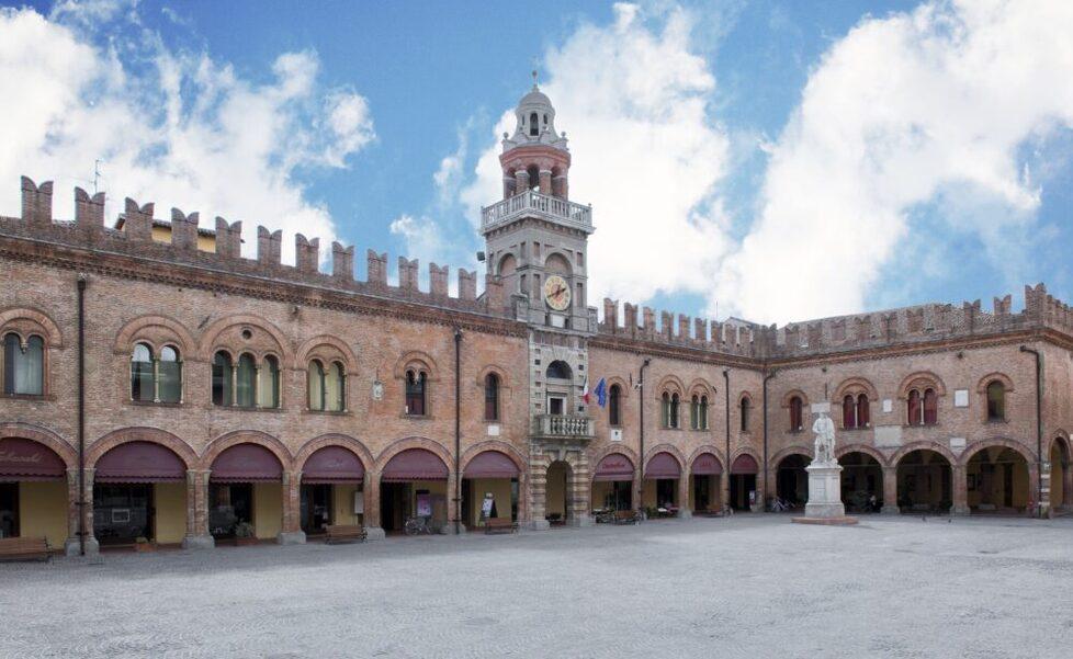 Cento, il Comune sanziona quattro dipendenti