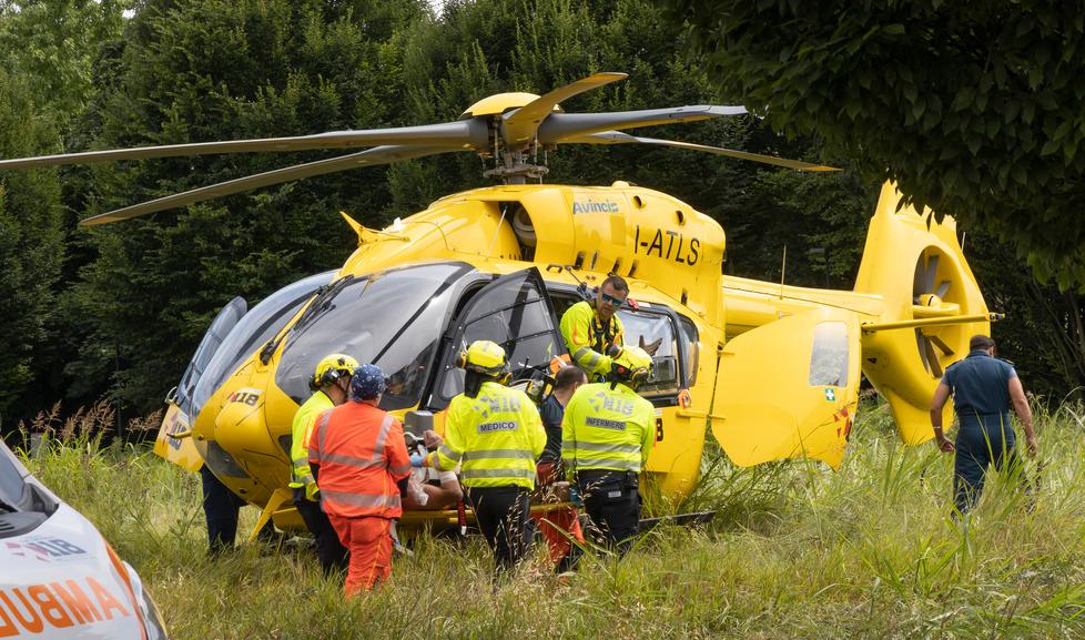 Soliera, schiacciato tra camion e travi: operaio di 55 anni gravissimo 