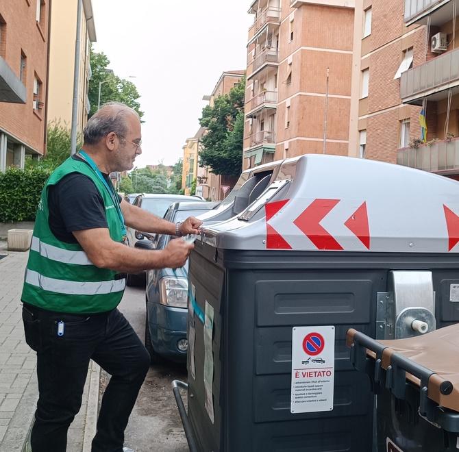 Modena, fioccano le multe per gli abbandoni dei rifiuti in città: «Chi sbaglia, paga» 