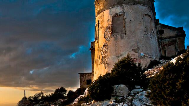 Golfo Aranci, mille firme contro le suite di lusso nell’ex semaforo di Capo Figari