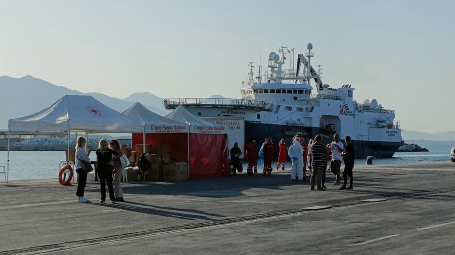 Marina di Carrara, è arrivata la Geo Barents di Medici senza frontiere con 196 naufraghi a bordo