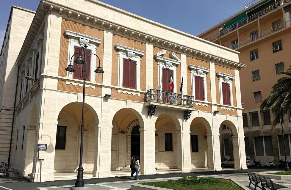 «È cieco», ma va al lavoro in bici: chi è il centralinista della Provincia di Livorno a processo