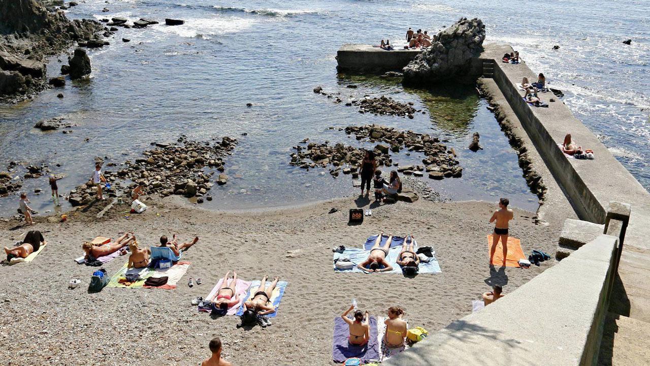 Aperitivi, lettini, doccia e bagni sopra alla spiaggia del Pendola