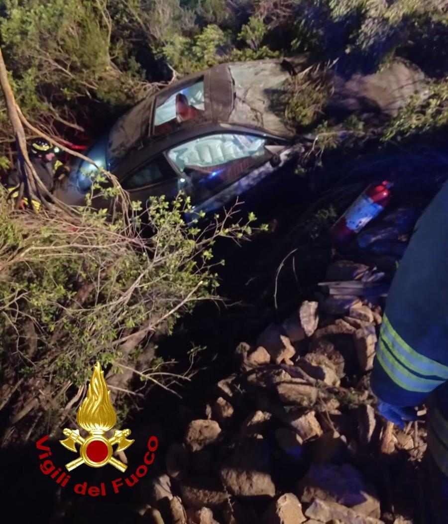 Auto si ribalta al bivio per Porto Cervo: tre feriti, uno grave