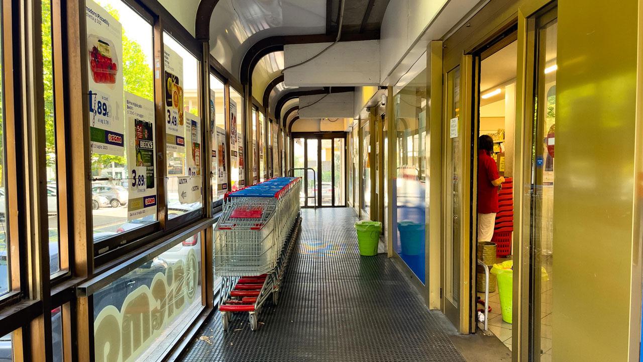 «Non potete lasciare qui i monopattini»: titolari di un supermercato presi a pugni da due ragazzi