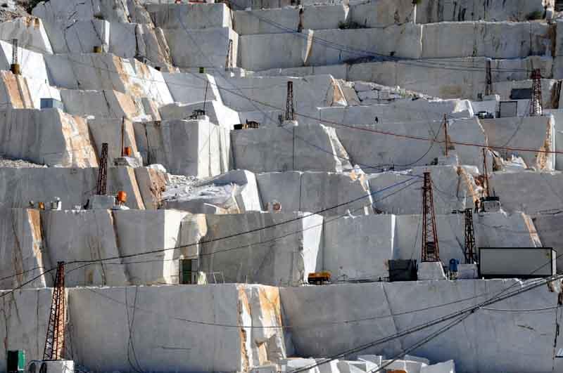 Nero alle cave di Carrara, prescritti tutti i big. Solo sei a processo per riciclaggio