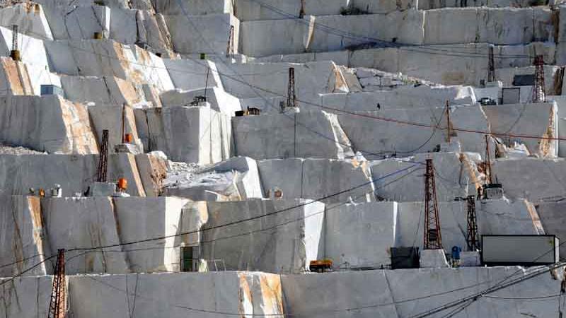 Nero alle cave di Carrara, prescritti tutti i big. Solo sei a processo per riciclaggio