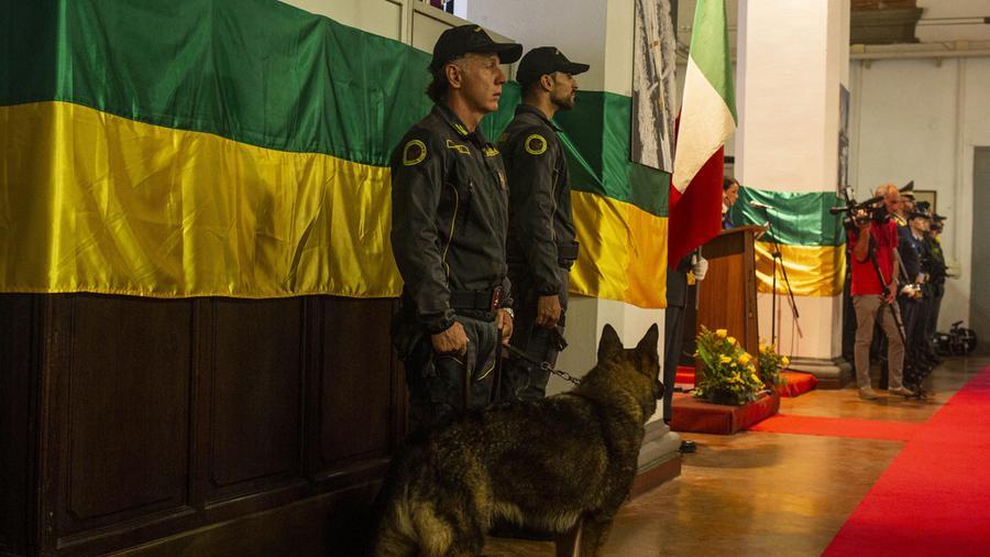 Due finanzieri durante la festa del corpo