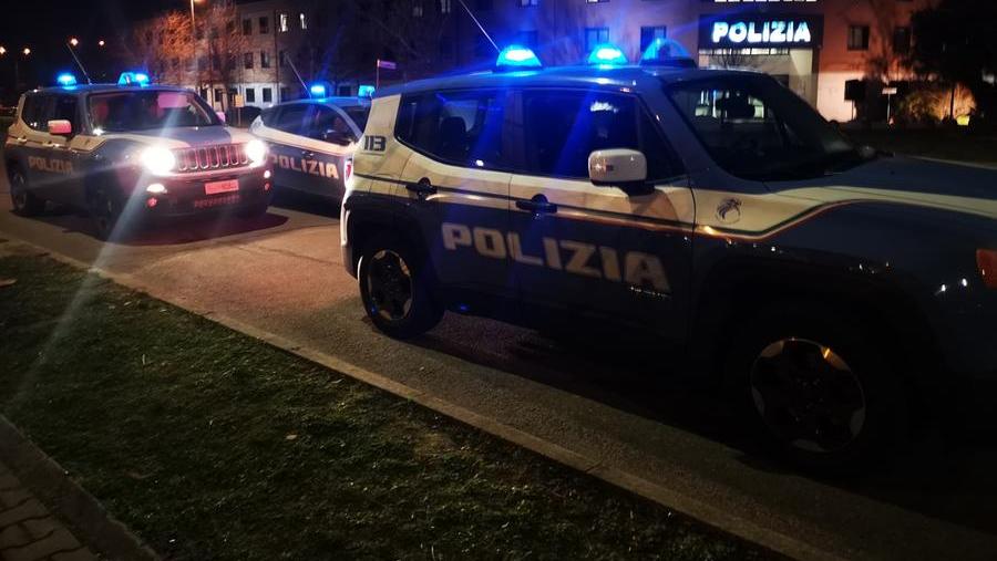 Modena, ventenne rapinato di cellulare e catenina