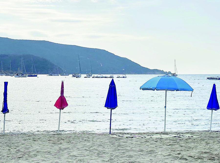 Elba, le spiagge sono “apparecchiate” ma i bagnanti non ci sono. E succede anche un pasticcio