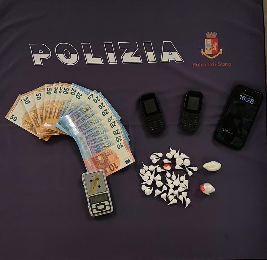 Spacciatore tradito dalla guida senza patente, a casa  la droga: arrestato
