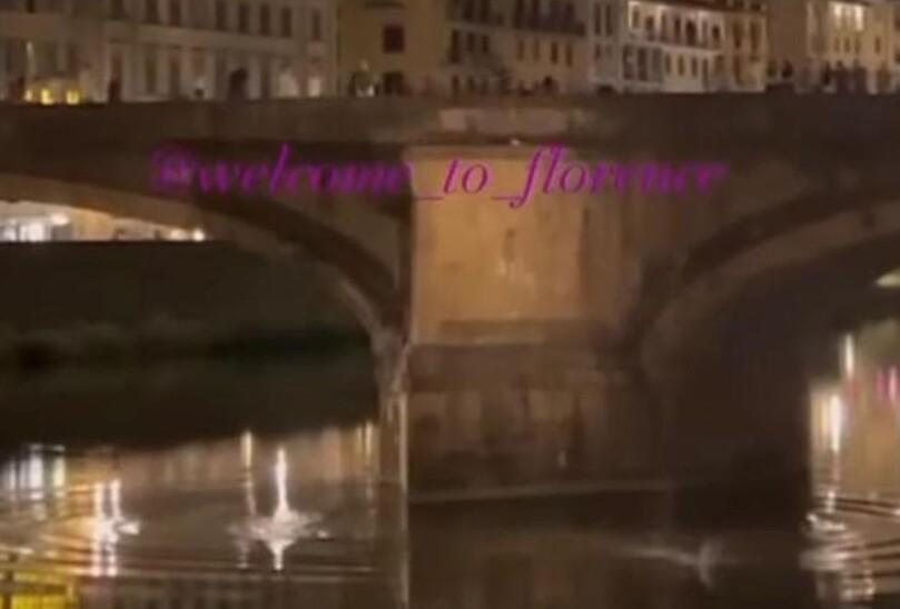Firenze, turisti stranieri e la loro passione per i tuffi in Arno