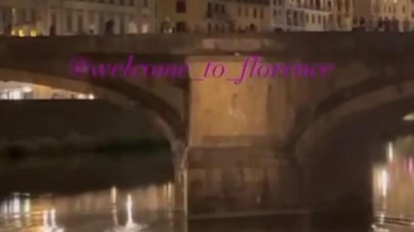 Firenze, turisti stranieri e la loro passione per i tuffi in Arno