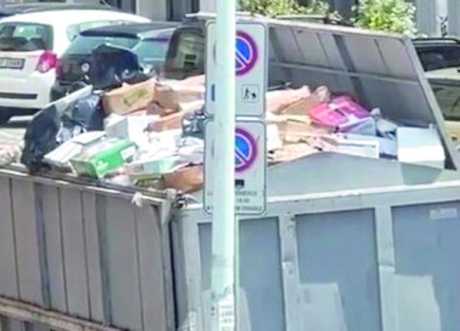 «È tutto cibo da buttare via», dieci tonnellate di alimenti avariati sequestrati nei minimarket di Prato