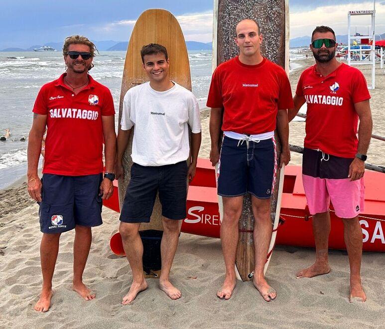 Forte dei Marmi, si tuffano al tramonto: salvati mentre stavano annegando