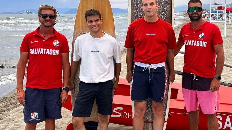 Forte dei Marmi, si tuffano al tramonto: salvati mentre stavano annegando