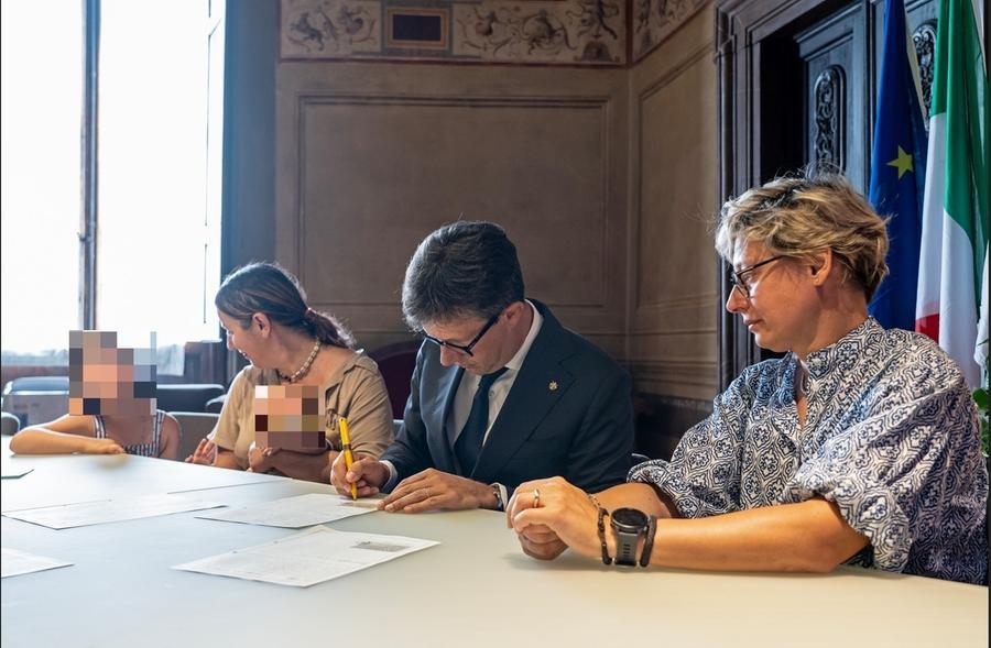 Firenze, Nardella firma il riconoscimento di una coppia omogenitoriale