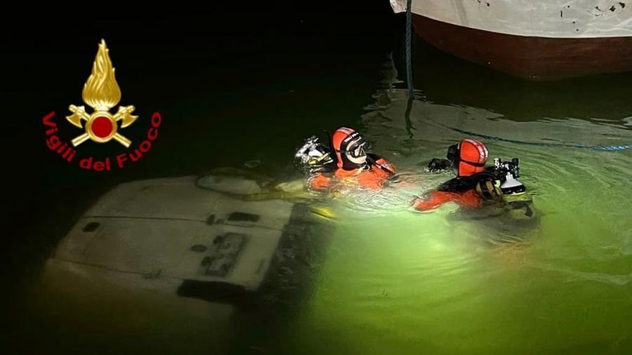 Cagliari, cade nel porto con il furgone