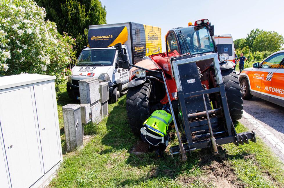 Brazzolo, si sdraia sotto il trattore ma il cric cede: gommista schiacciato