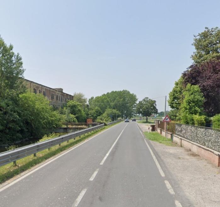 Finale, tamponamento: auto nel fosso