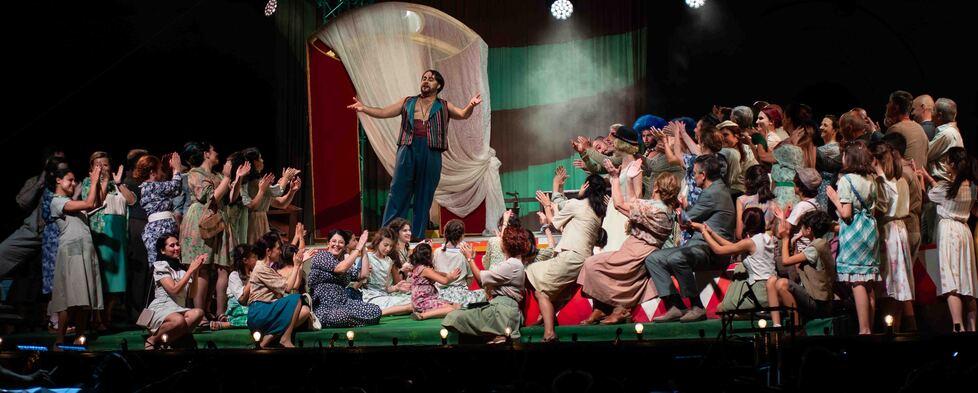 Piazza d’Italia diventa un teatro a cielo aperto, un trionfo per “Pagliacci”