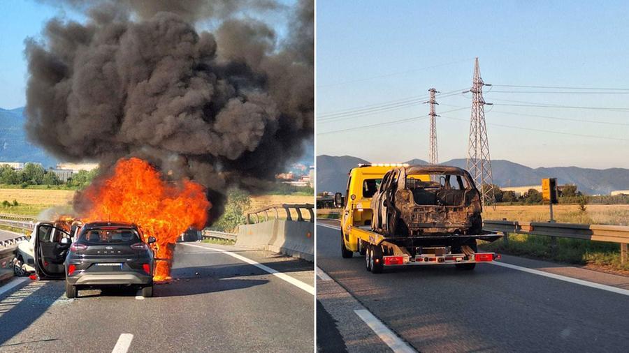 
	Le auto in fiamme dopo il tamponamento, nella foto a destra la macchina carbonizzata dell&rsquo;anziano

