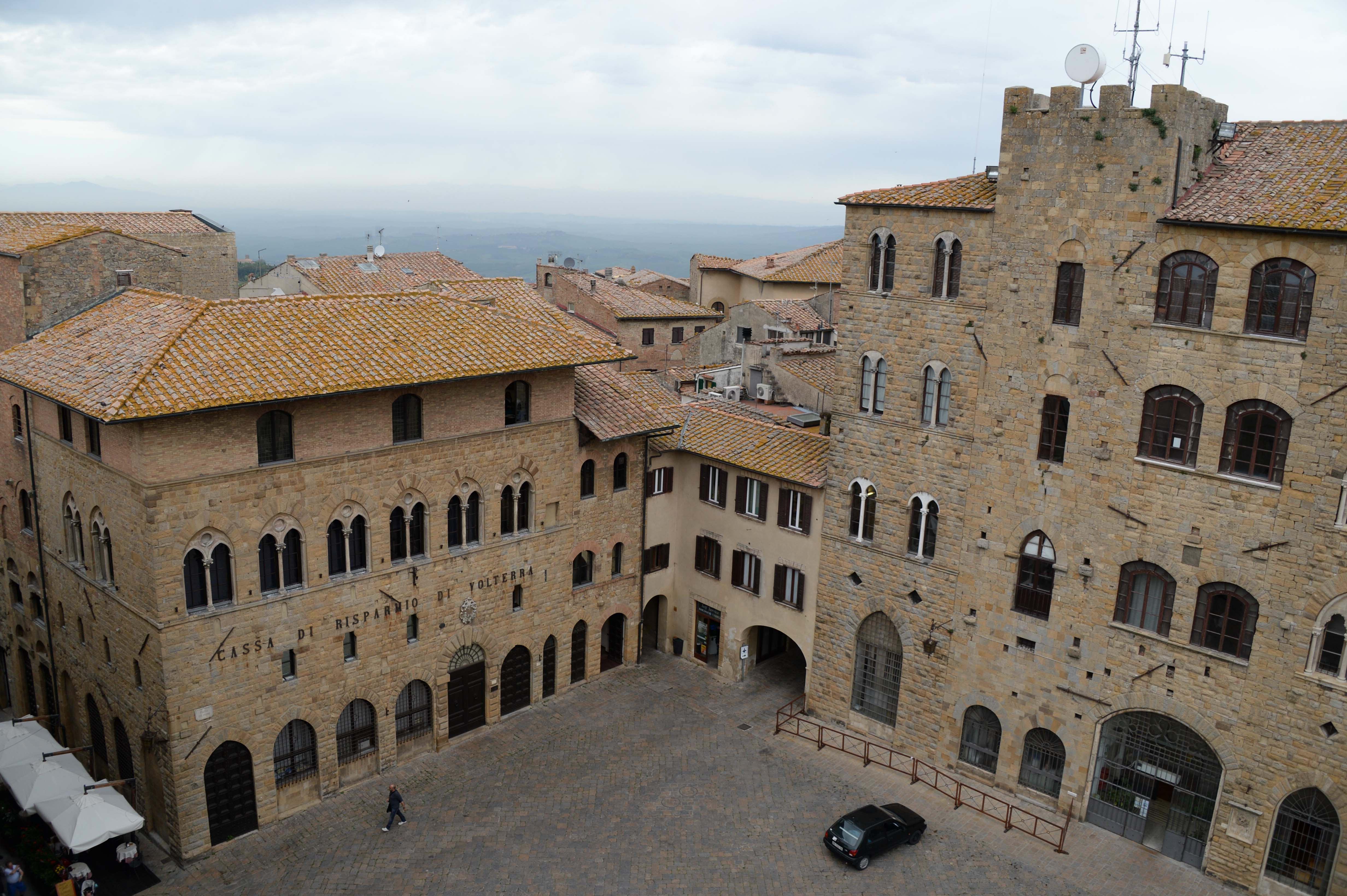 Il palazzo della Cassa di risparmio di Volterra in piazza dei Priori