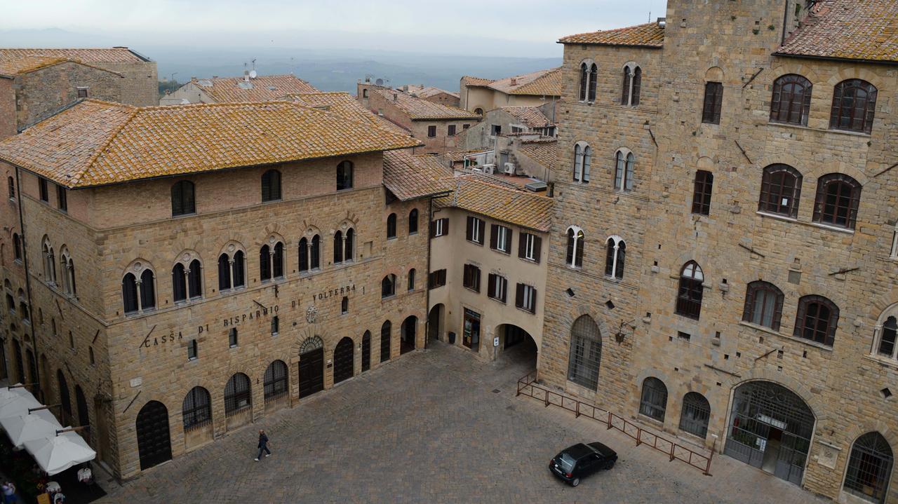 Il palazzo della Cassa di risparmio di Volterra in piazza dei Priori