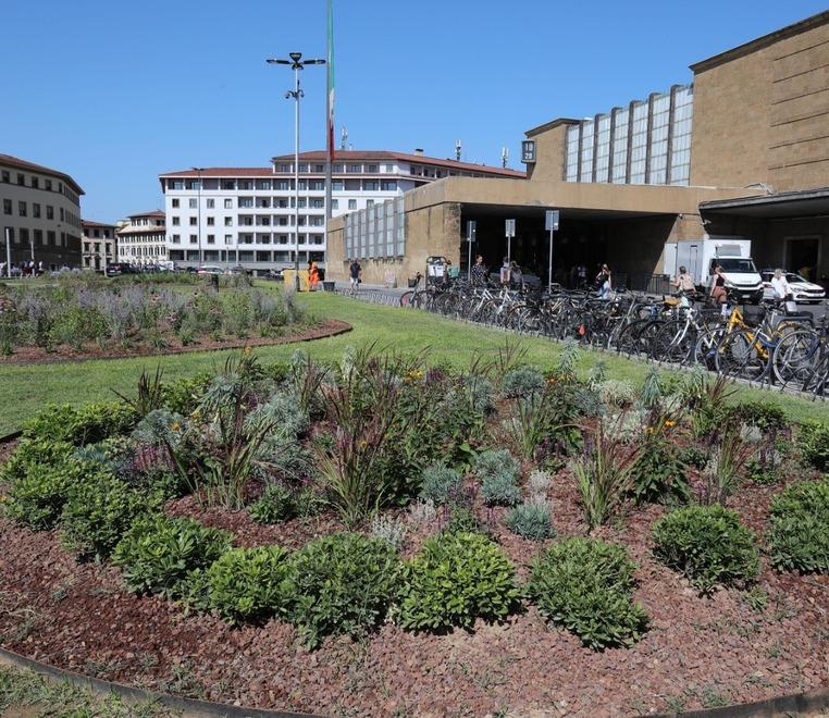 Una delle aiuole realizzate in piazza della Stazione