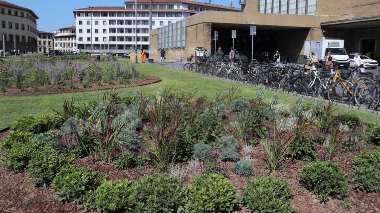 Una delle aiuole realizzate in piazza della Stazione