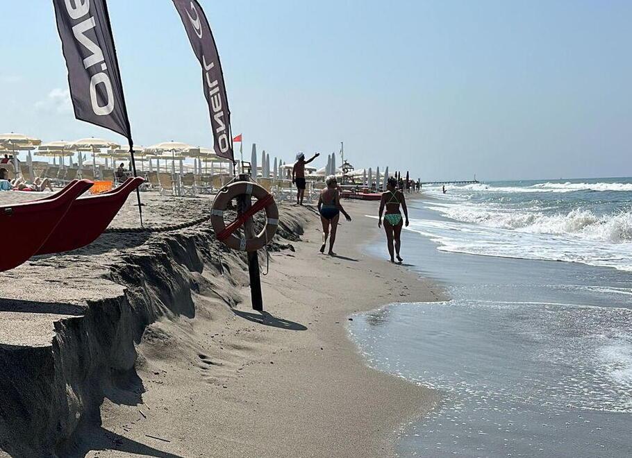 Nella foto la spiaggia scavata a Poveromo negli ultimi dieci giorni di mare mosso