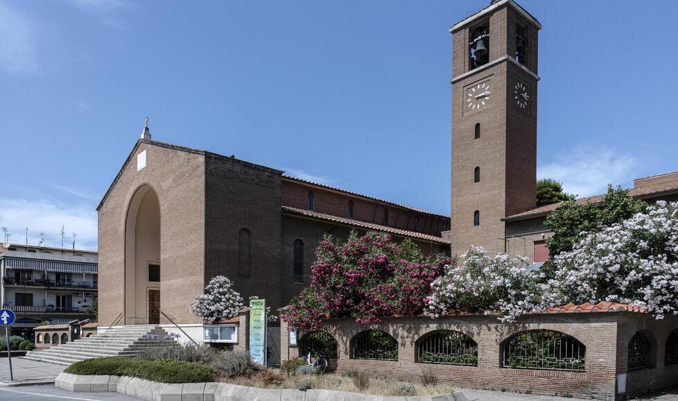 Nella foto il complesso della chiesa  i Marina di Grosseto (fotoservizio Agenzia Bf)