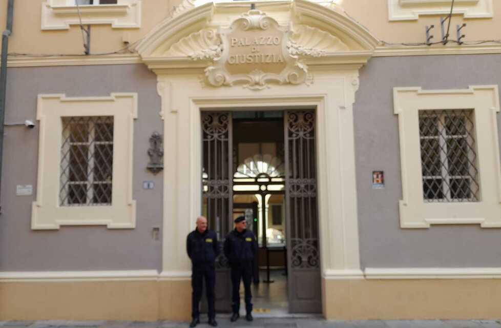 Due guardie giurate all’ingresso del tribunale penale di via Falcone e Borsellino (foto d’archivio)